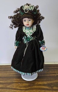 lot 794 image: 18 Porcelain Doll in Victorian Clothing