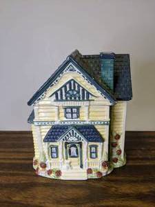 lot 718 image: Victorian House Ceramic Cookie Jar