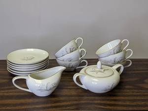 lot 729 image: 14 Piece Vintage 1960s Kaysons Fine China Set Golden Rhapsody