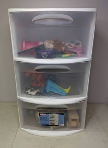 lot 401 image: Plastic Storage Drawers with Contents Toys