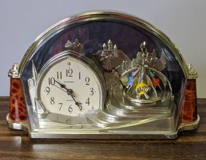 lot 520 image: Elegant Quartz Motion Clock w Castle Motif