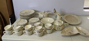 lot 533 image: Vintage 1950s Red Wing Bob White Quail Pattern Dinnerware Set - HUGE Collection