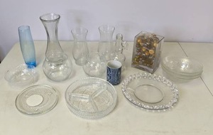 lot 571 image: Lot of Glass Vases and Platters