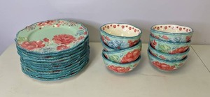 lot 548 image: The Pioneer Woman  Gorgeous Garden  20 Piece Plate & Bowl Set