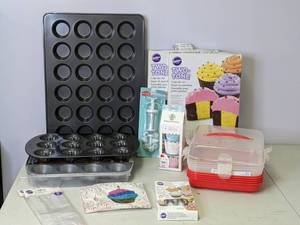 lot 552 image: Cupcake Making Supplies - NEW