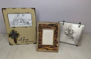 lot 367 image: Assorted Picture Frames