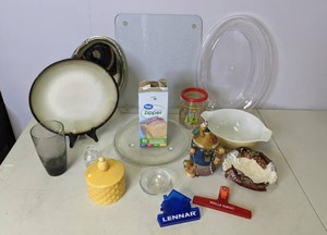 lot 585 image: Lot of Kitchen Decor & Essentials