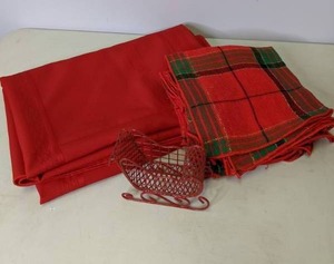lot 595 image: Square Tablecloth & Cloth Napkins