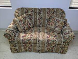 lot 452 image: Floral Loveseat with Throw Pillows