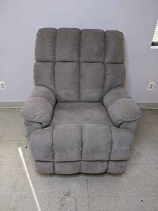 lot 380 image: Overstuffed Reclining Chair