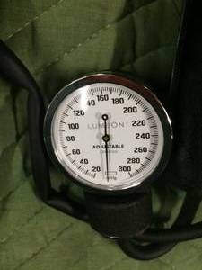 lot 46 image: Lumeon Deluxe Adjustable Aneroid Sphygmomanometer & Blood Pressure MonitorCuff Kit