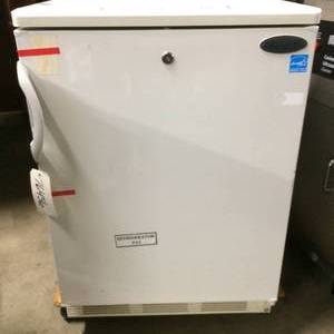 lot 48 image: MSRP $2500 NORLAKE SCIENTIFIC LOCKING UNDERCOUNTER LABORATORY REFRIGERATOR 5.5 CUBIC FEET&nbspModel LR061WWW0 - EXCELLENT WORKING CONDITION - NO KEY AND MISSING DRAWERSHELF
