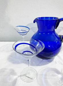 COBALT BLUE ART GLASS PITCHER WITH SCAR MARK PONTIL ON THE BOTTOM (VERY THICK AND HEAVY) PLUS 4 COBALT BLUE SWIRL MARTINI GLASSES (GLASSES ARE MARKED MOUTH BLOWN IN CHINA)&nbsp