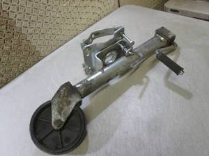 lot 29 image: (RM4) Trailer Hitch Wheel Jack with...