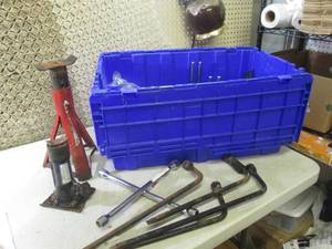 lot 30 image: (RM5) Assorted Tools in Tote with L...