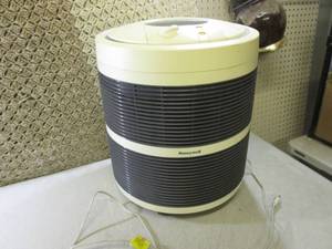 lot 82 image: (RM5) Honeywell Hepa Air Cleaner Po...