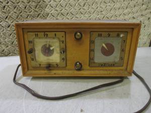 lot 85 image: (F-0) Vintage Wood Radio Traveler M...
