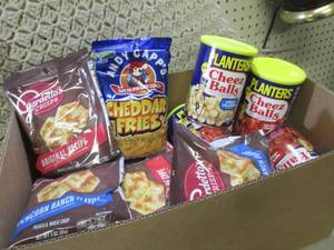 lot 101 image: (B-3) Box Full of Assorted Snack Ch...