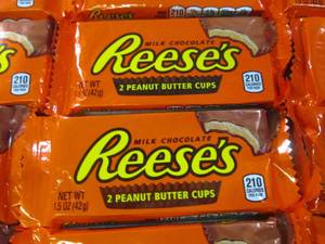 lot 123 image: (C-1) 20 Reeses Peanut Butter Cups ...