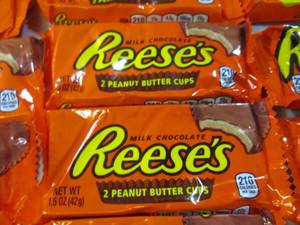lot 124 image: (C-1) 20 Reeses Peanut Butter Cups ...