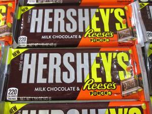 lot 125 image: (C-1) 20 Hersheys Reeses Pieces Can...