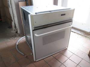 lot 126 image: (CLR) GE Built-In Electric Oven...