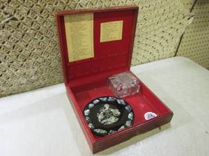 lot 128 image: (RM1) Vintage Wood Box with Content...