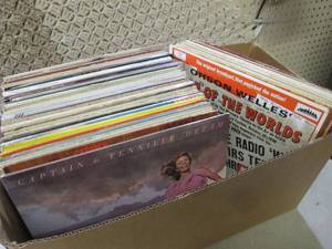lot 159 image: (RM2) Box of Assorted Vintage Recor...