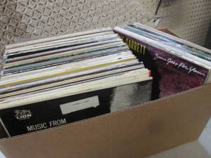 lot 161 image: (RM2) Box of Assorted Vintage Recor...