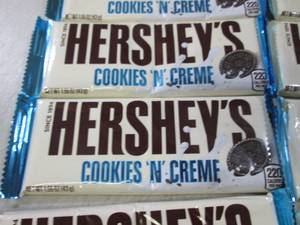 lot 201 image: (B-1) 12 Hersheys Cookies N Creme C...
