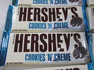 lot 202 image: (B-1) 12 Hersheys Cookies N Creme C...