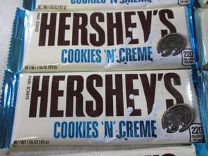 lot 203 image: (B-1) 12 Hersheys Cookies N Creme C...