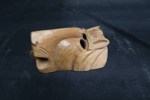 lot 8 image: WOODEN DECOR MASK