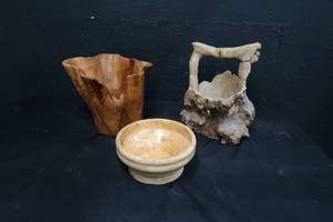 lot 11 image: WOODEN HOME DECOR