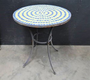 lot 3 image: OUTDOOR PATIO TABLE