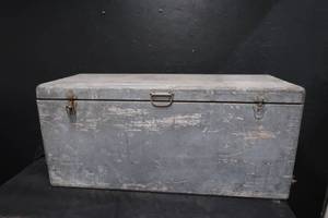 lot 42 image: OLD WOODEN COOLER