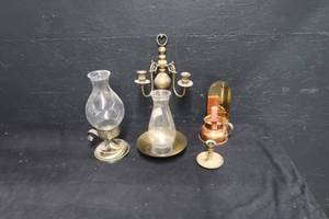 lot 50 image: BRASS CANDLE HOLDERS