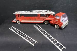 lot 53 image: TOY TONKA TRUCK