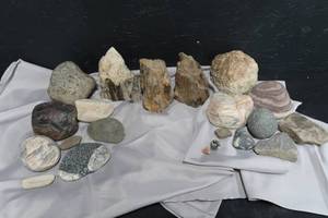 lot 60 image: AGATEROCK COLLECTION