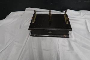 lot 73 image: KEEPSAKE BOX