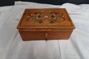 lot 74 image: WOODEN JEWELRY BOX