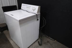 lot 104 image: WASHING MACHINE