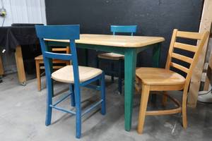 lot 152 image: SMALLER KITCHEN TABLE