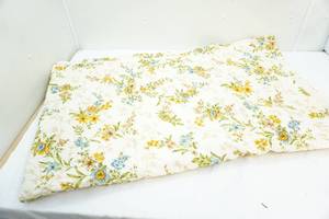 lot 3 image: Vintage bed spread