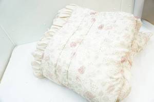 lot 4 image: Queen comforter