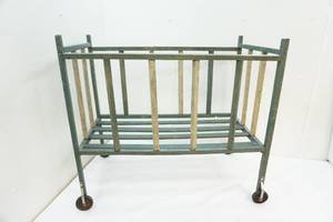 lot 8 image: Doll crib