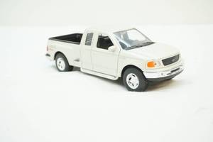 lot 16 image: Collectible cars