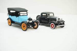 lot 28 image: Chevy model truck