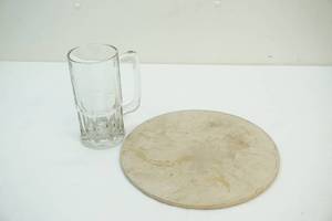 lot 41 image: Pizza stone, mug