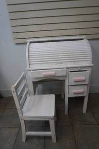 lot 65 image: Childrens desk